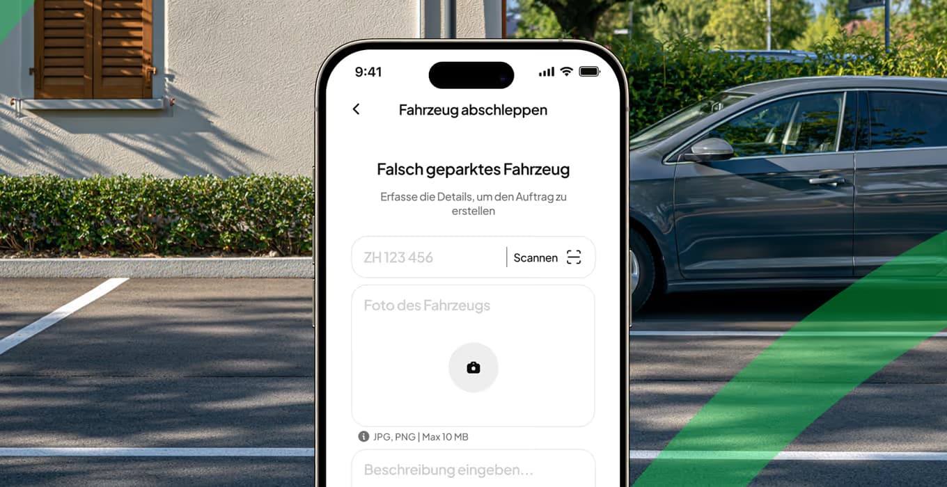 Smartphone zeigt das Abschleppformular der FalschParker-App vor einem geparkten Auto