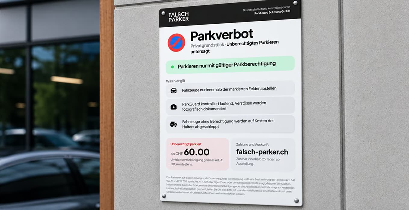 Weisses Schild «Parkverbot» an einer Wand mit Nutzungsregeln, Mindestbetrag CHF 60 und Verweis auf falsch-parker.ch