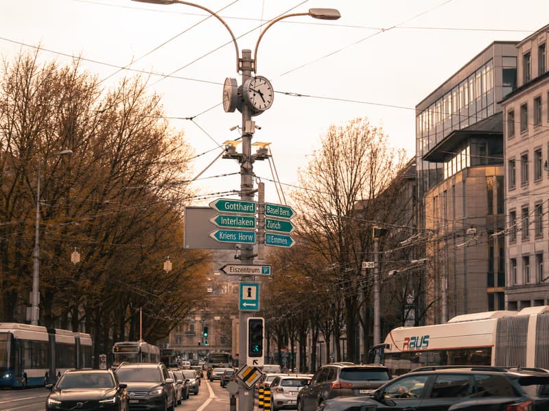 Zürcher Strasse mit Tram, Verkehr und Wegweisern Richtung Gotthard und Interlaken