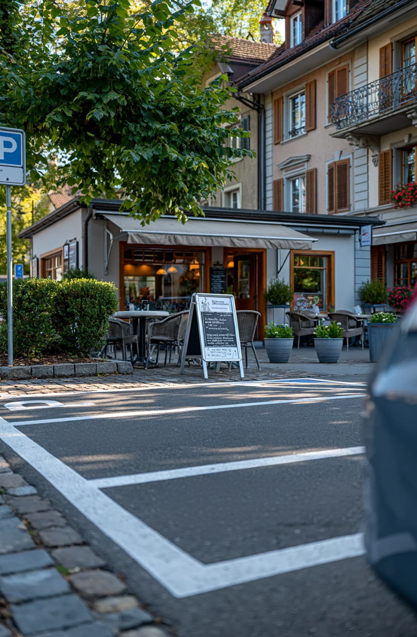 Parkplätze vor einem Restaurant mit Außenbestuhlung