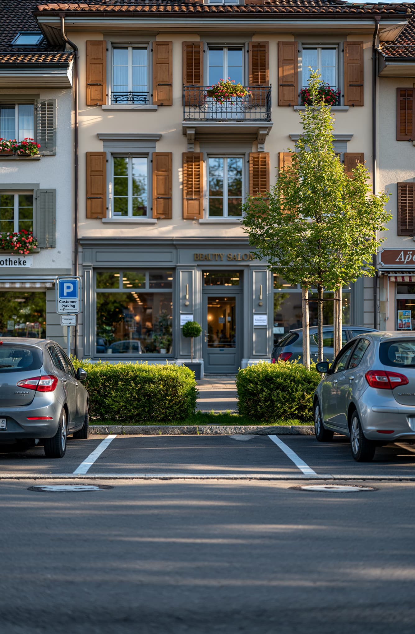 Behandlungsstuhl in einem Salon mit Straßenansicht