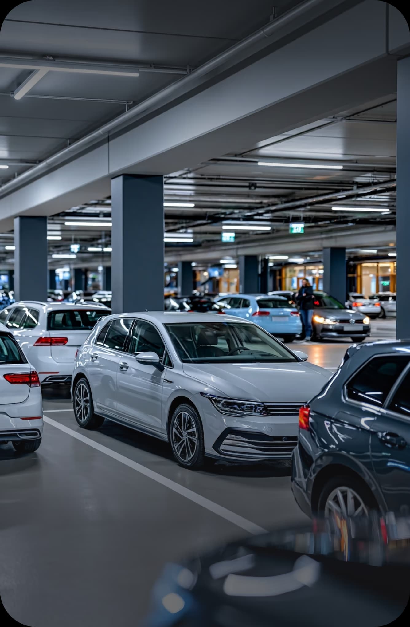 Ebene eines öffentlichen Parkhauses mit geparkten Fahrzeugen