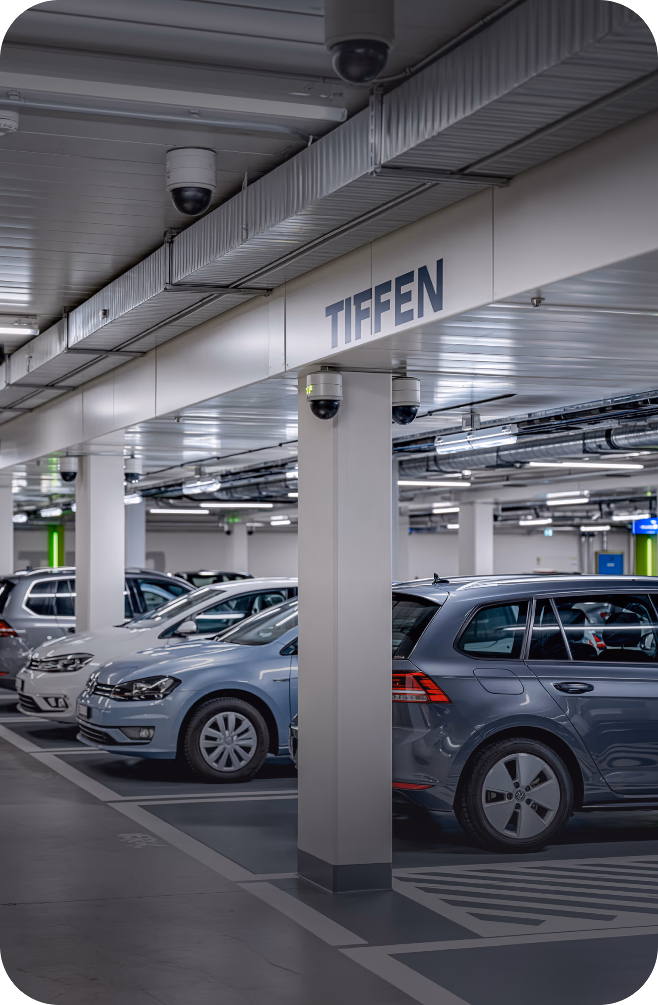 Überwachungskamera in einer unbewirtschafteten Tiefgarage