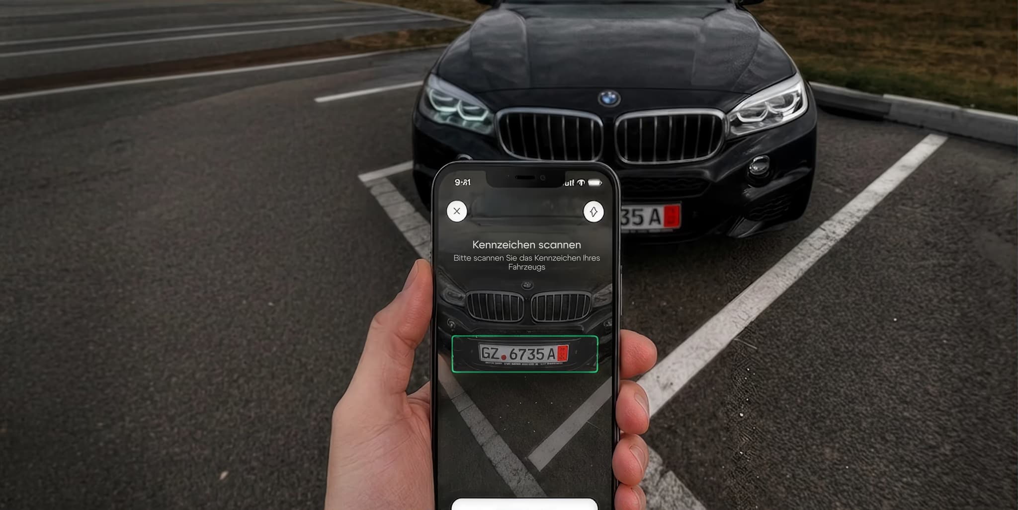 Hand hält ein Smartphone mit der FalschParker-App und erfasst das Kontrollschild eines schwarzen SUV