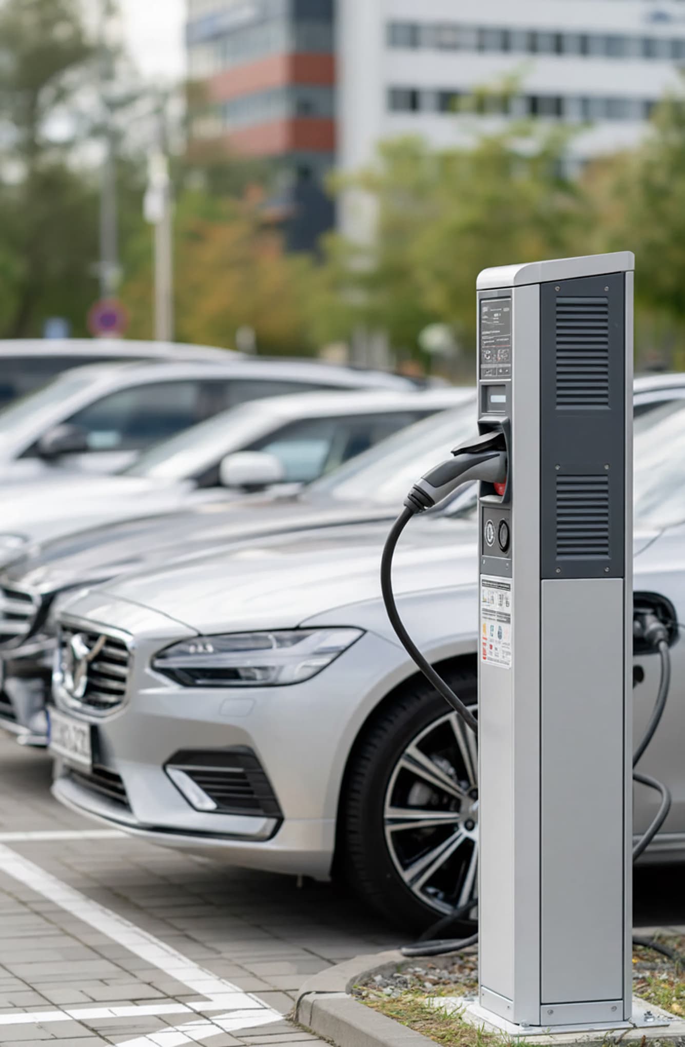 E-Auto an einer Ladestation an einer Stadtstraße