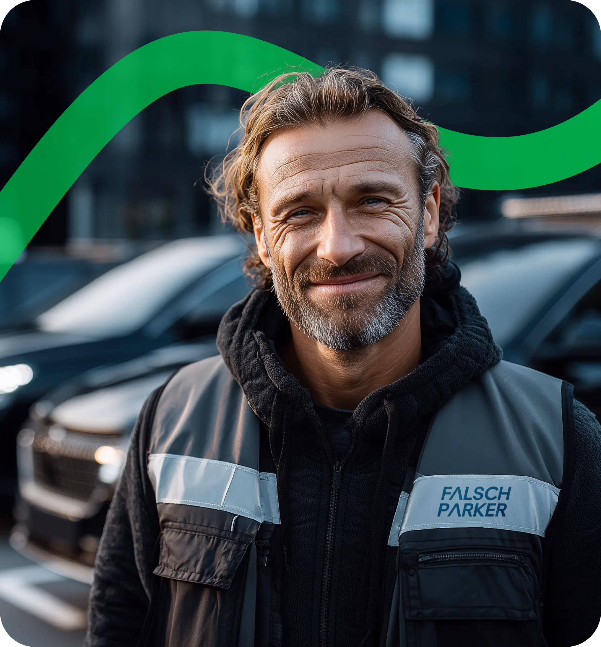 Parkwächter mit FalschParker-Jacke vor geparkten Autos