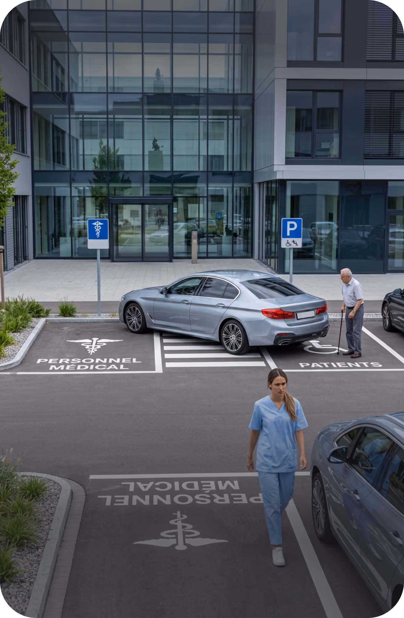 Reservierte Mitarbeiter- und Patientenparkplätze vor einer Klinik