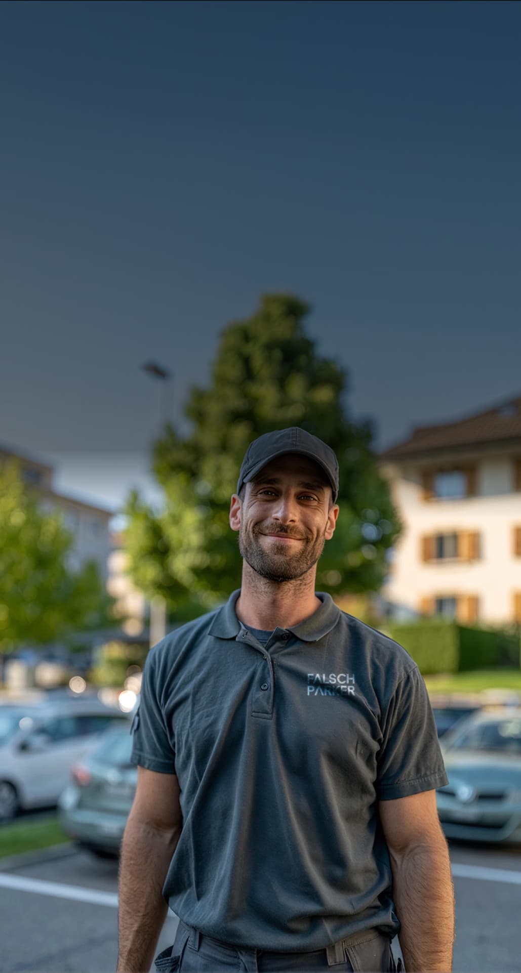 Falsch-Parker Parkwächter in Uniform vor parkenden Fahrzeugen in der Abenddämmerung